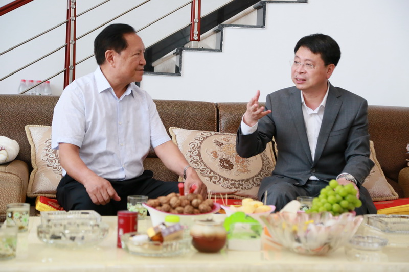 州委书记赵瑞君（左）与州委原常委、州政府原副州长、巡视员普乔艳（右）一起拉家常、谈历史、聊发展.JPG
