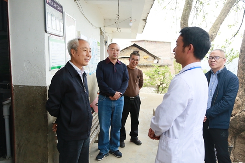 州委书记姚国华（左）一行在新街镇新寨村卫生室了解健康扶贫和疫情防控工作情况.jpg