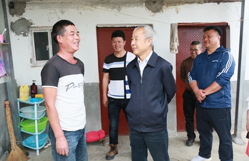 州委书记姚国华（中）一行在新街镇新寨村向农户了解情况.jpg