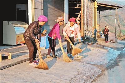 三猛乡腊姑村村民正在清扫街道 李聪华 摄.jpg